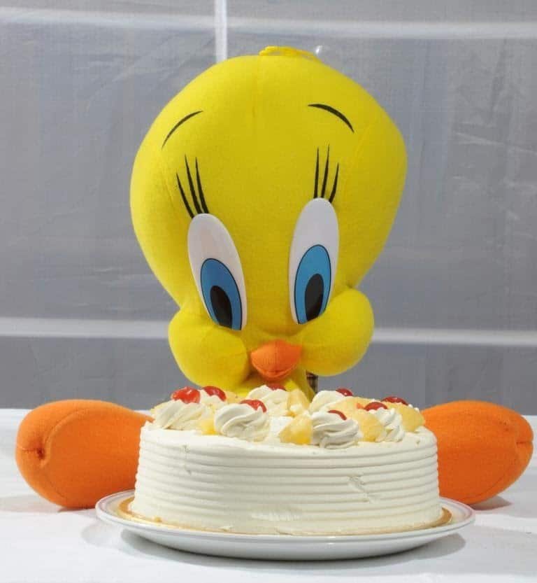 Cake 2LBS with Tweety - COMBO DEALS Cake 2LBS with Tweety - COMBO DEALS | Lahore Gifts Online